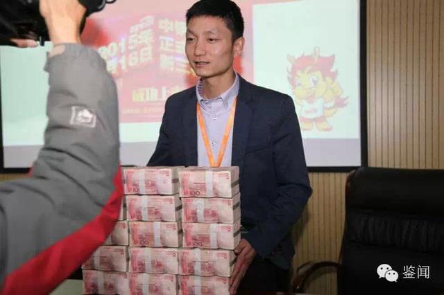 河南现另类IT业土豪 1000万现金“砸”员工(图)