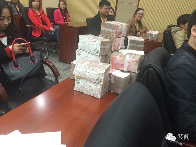 河南现另类IT业土豪 1000万现金“砸”员工(图)