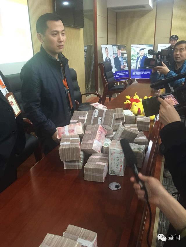 图：除了“总结成绩”，还有“展望未来”—暨大干300天、业绩翻两番誓师大会。军令状已下，新三板还得继续疯狂啊！