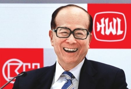 李嘉诚的儿时是多苦多难的，也正因为此，才让他养成了一种别人所不能有的品格。 并不过分一点说，正是这种品格促成了他今天的成就，也正是这种成就、这种品格让他在儿子们面前变的伟大，而“克勤克俭，不求奢华”这八个字也成为他对儿子们最深切感怀的忠告。 