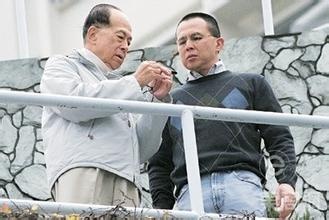 “知难而上，舍卒保帅”讲的是敢于迎难而上，学会放弃。 李嘉诚在遇到棘手问题时能够知难而上、舍卒保帅，可谓一个胆识与谋略结合的大商人。他经常告戒他的两个儿子，一个人仅有胆量在这个时代虽然能创出一片天下来，但在守成时期，光有胆量是远远不够的，还要有谋略。在许多时候，谋略往往比胆识重要的多得多。 