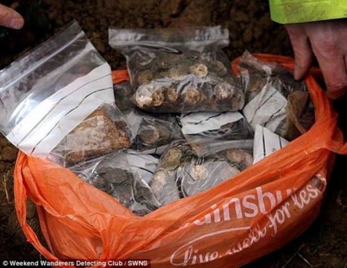 英破产男子挖出5251枚古币 变千万富翁（组图）