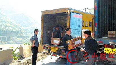 工作人员正在转移车内的雷管